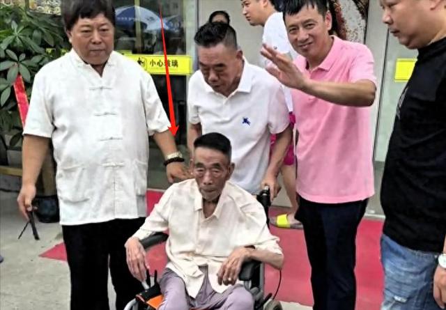 杨少华离世前仍带货引争议 家属回应质疑 网友热议晚年直播乱象