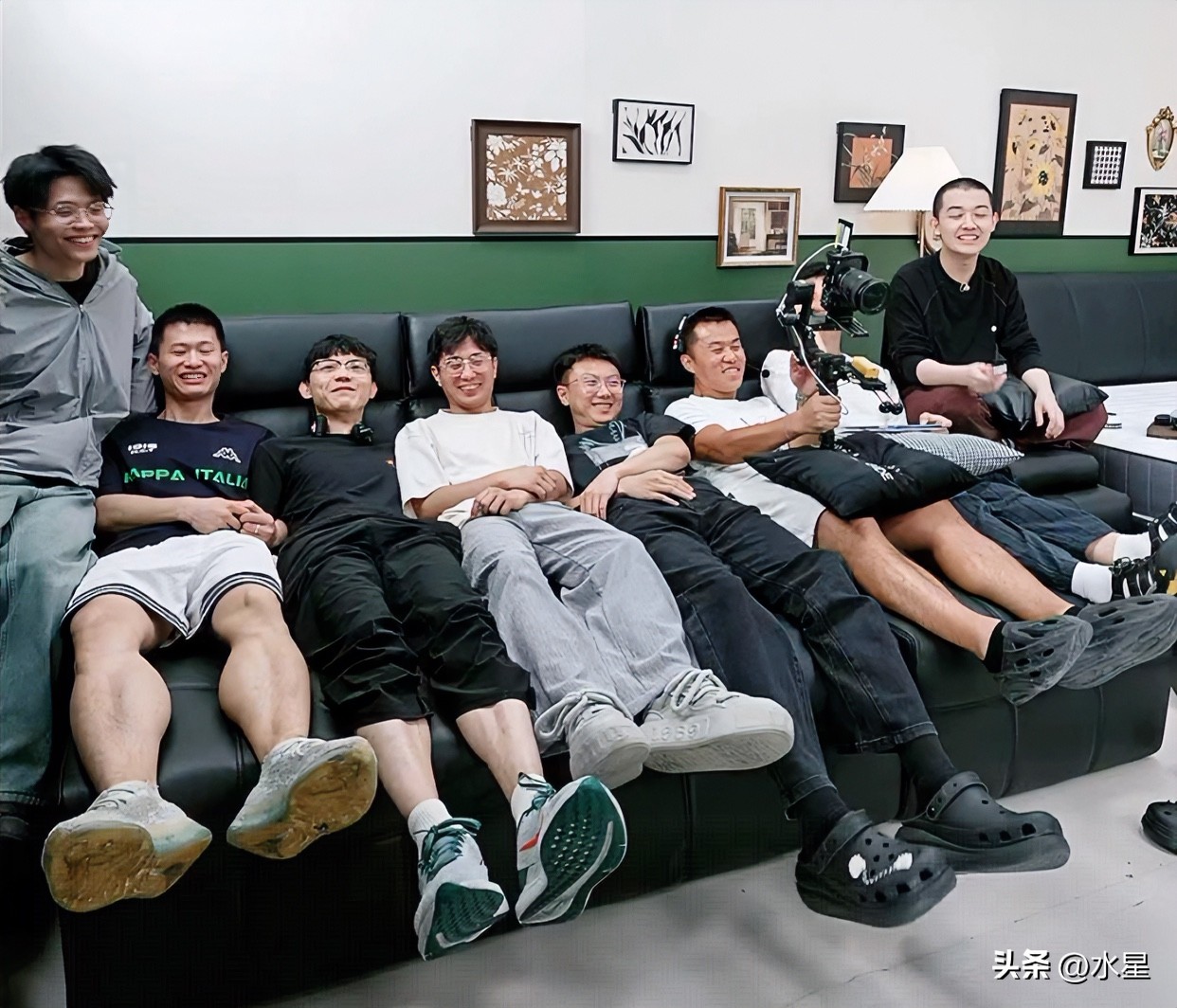 董董直播间整活儿上演"沙发奇迹"，8壮汉稳坐三人沙发引爆销售狂潮！