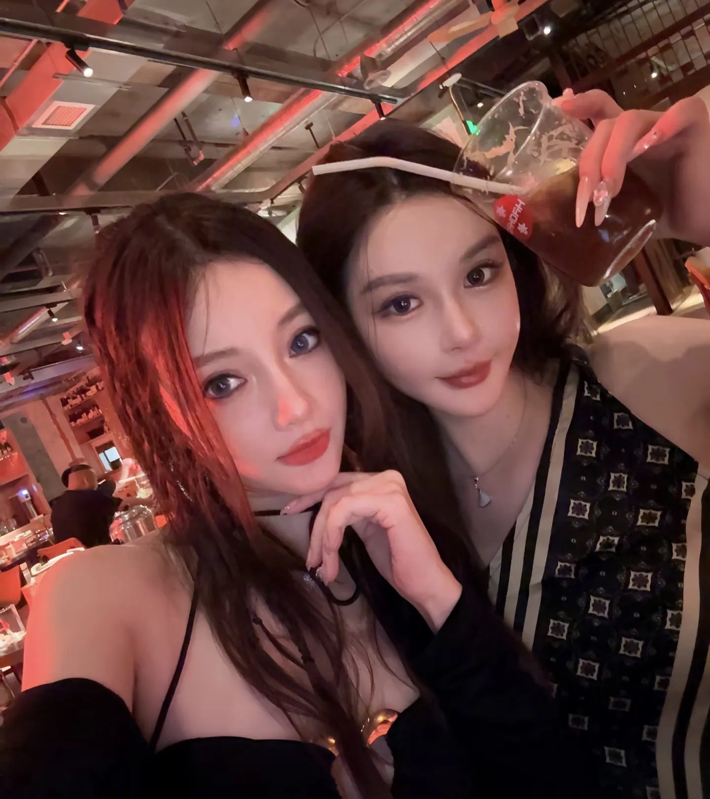 李小璐带甜馨夜会网红姐妹团 小吊带浓妆惊呆路人 12岁甜馨眼神变了