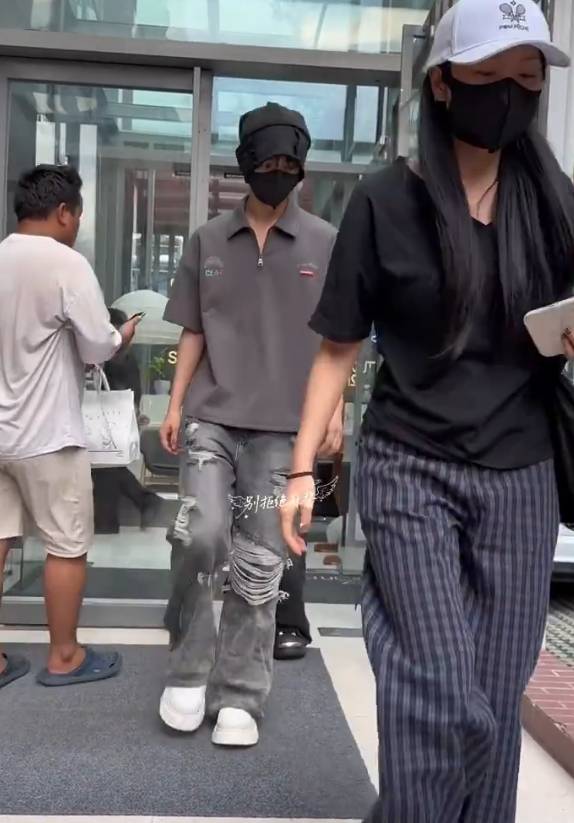 梓渝风波后首现身！未回应女网红“奶黄包”相关爆料 