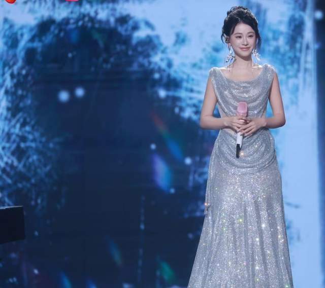 千万网红音综首秀翻车！耳返脱落跑调上热搜，本人回应太圈粉