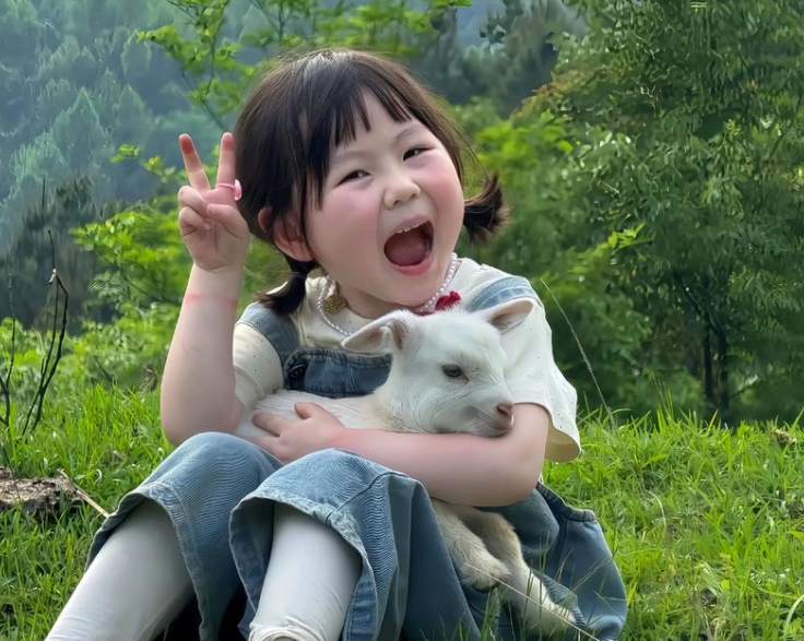 千万粉丝萌娃被曝“人为抑制长高”?母亲甩出对比视频,真相让网友炸锅!