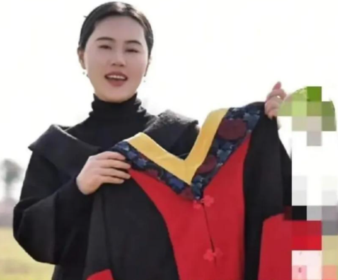 315重锤砸向千万粉博士网红!7000字报告撕开人设骗局,直播间的“教授”竟是演员?