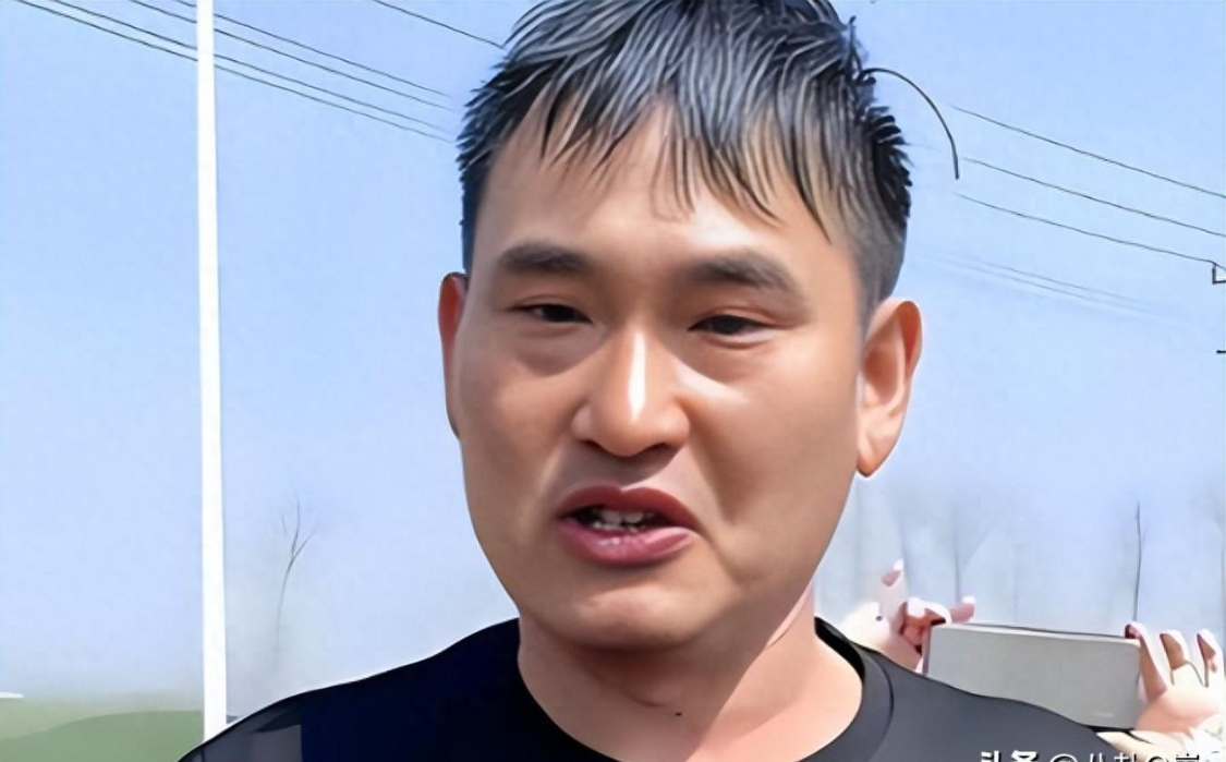 57岁大衣哥高温晕倒再引争议！商演十万三首歌11年不涨价，拿命赚钱背后藏了多少无奈